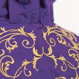 Bernina 500 E embroidery close up on purple fabric